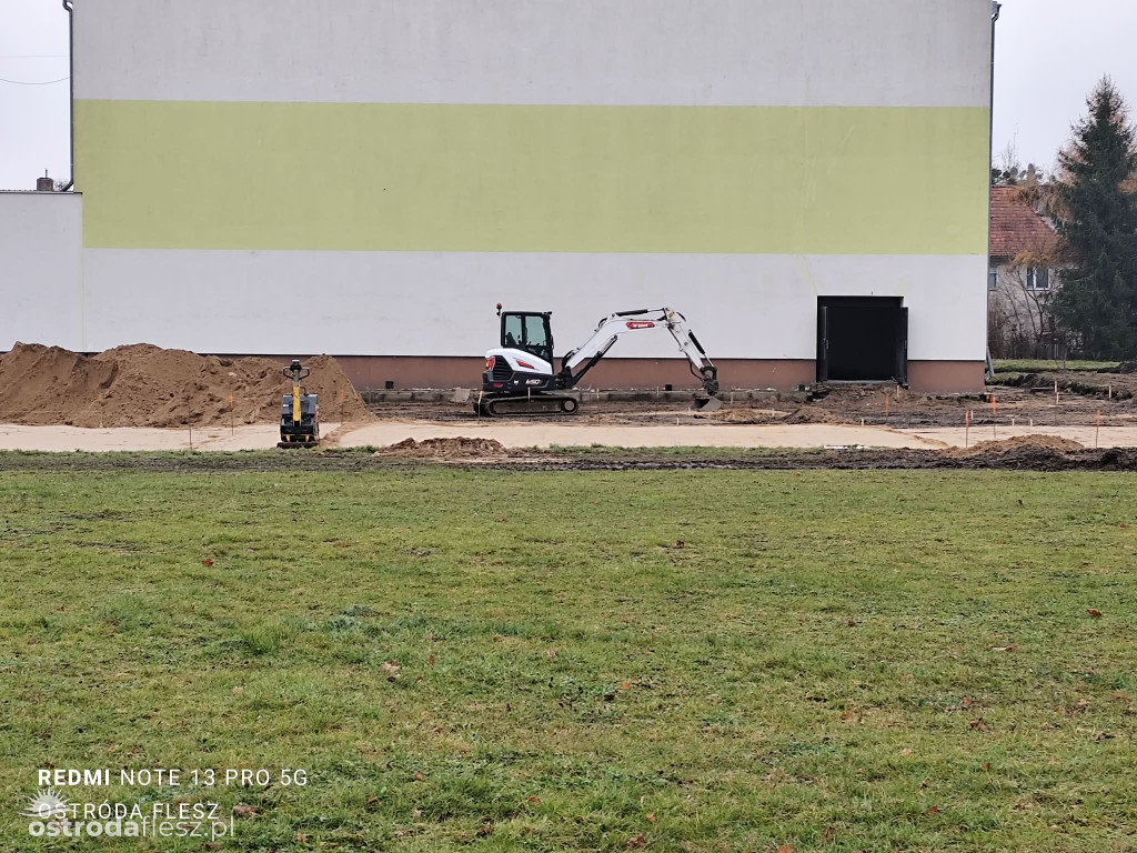 Postępują prace przy budowie skateparku