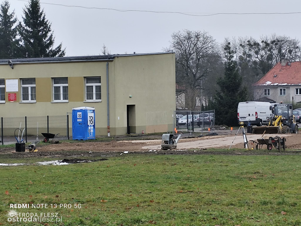 Postępują prace przy budowie skateparku