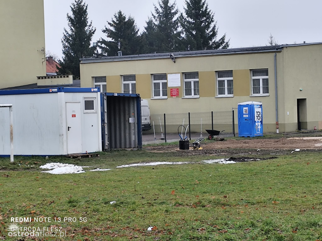 Postępują prace przy budowie skateparku