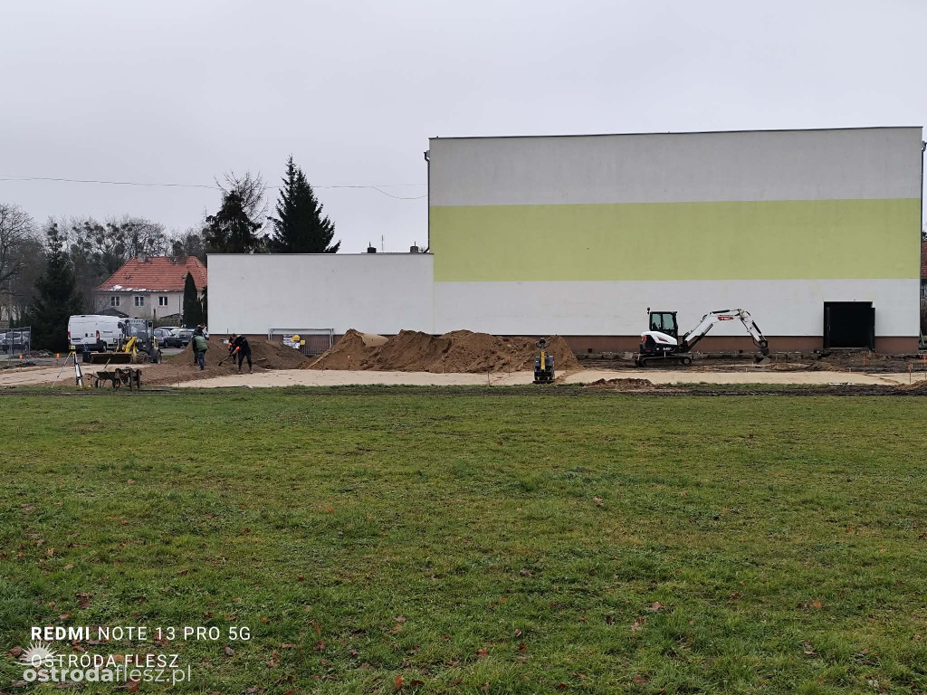 Postępują prace przy budowie skateparku