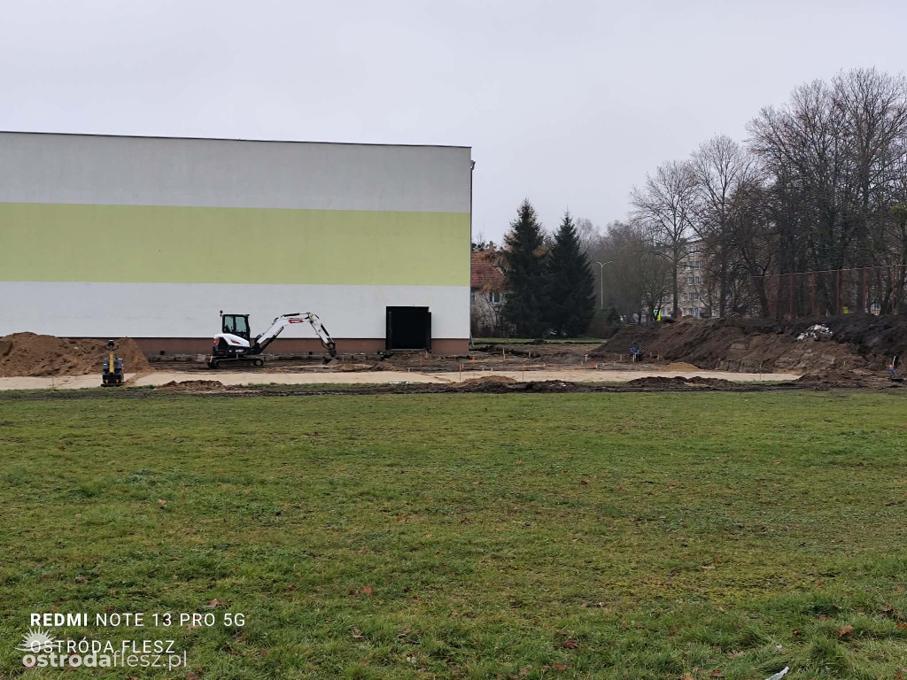 Postępują prace przy budowie skateparku