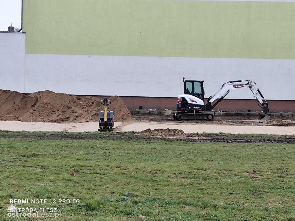 Postępują prace przy budowie skateparku