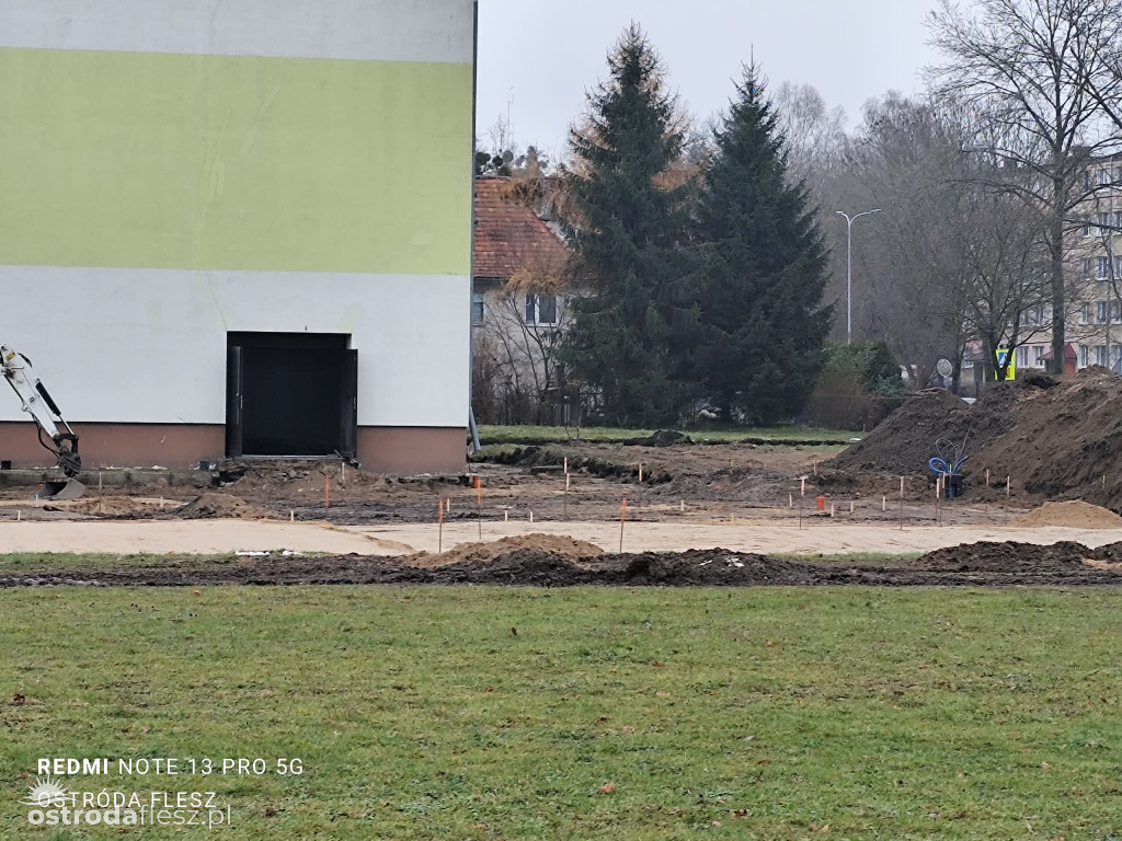 Postępują prace przy budowie skateparku