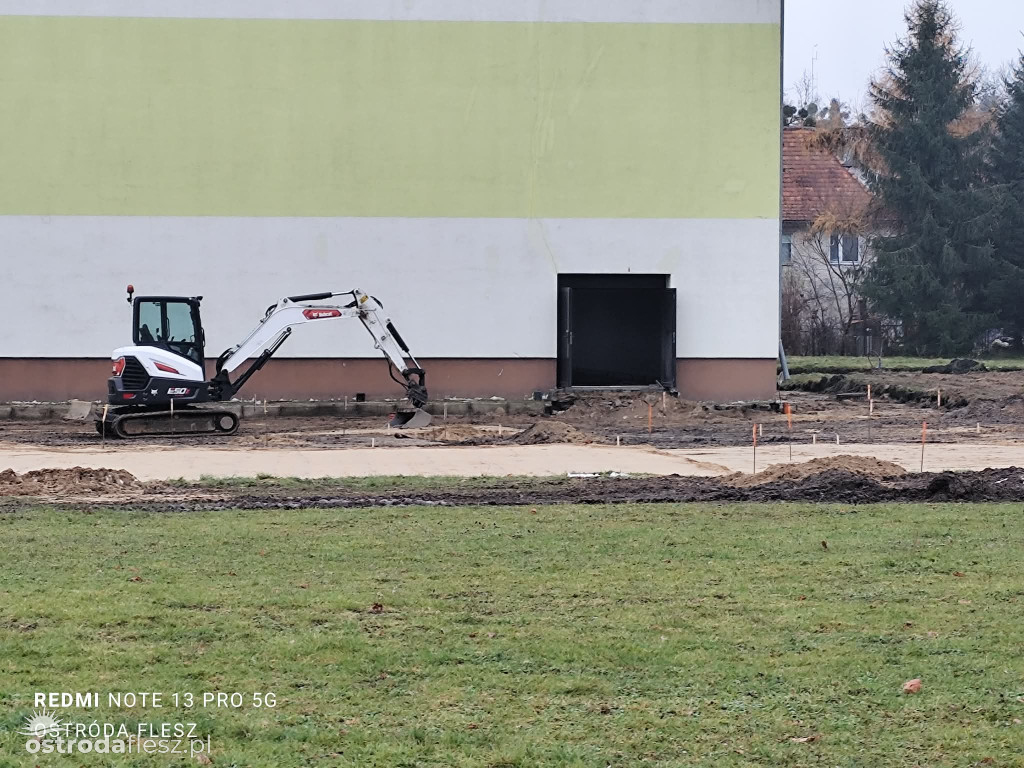 Postępują prace przy budowie skateparku