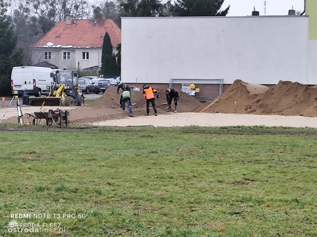 Postępują prace przy budowie skateparku