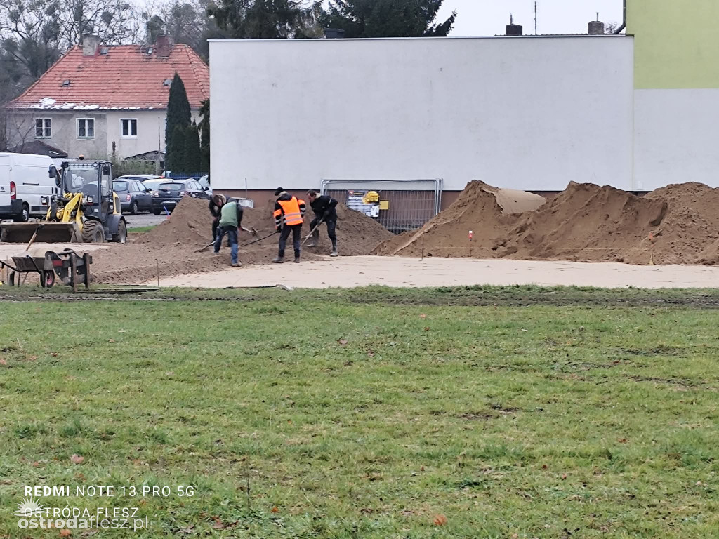Postępują prace przy budowie skateparku
