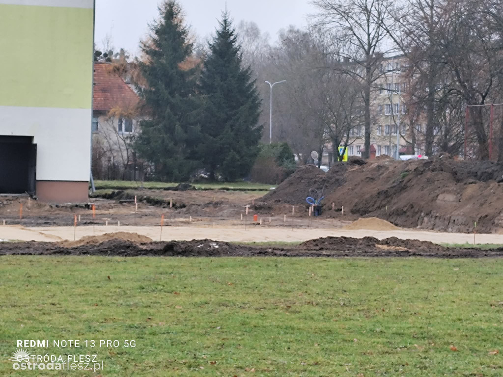 Postępują prace przy budowie skateparku