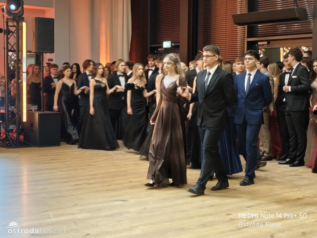 Polonezy uczniów LO. im. Bażyńskiego w Ostródzie