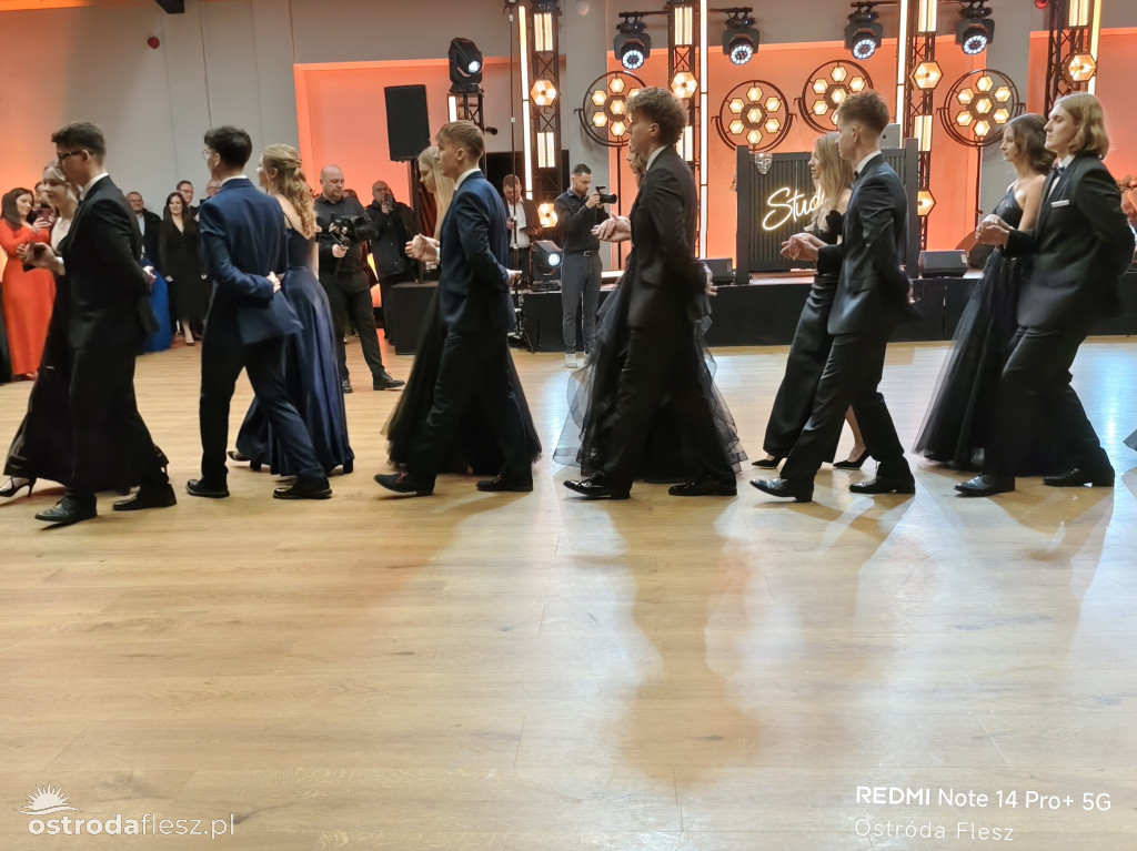 Polonezy uczniów LO. im. Bażyńskiego w Ostródzie