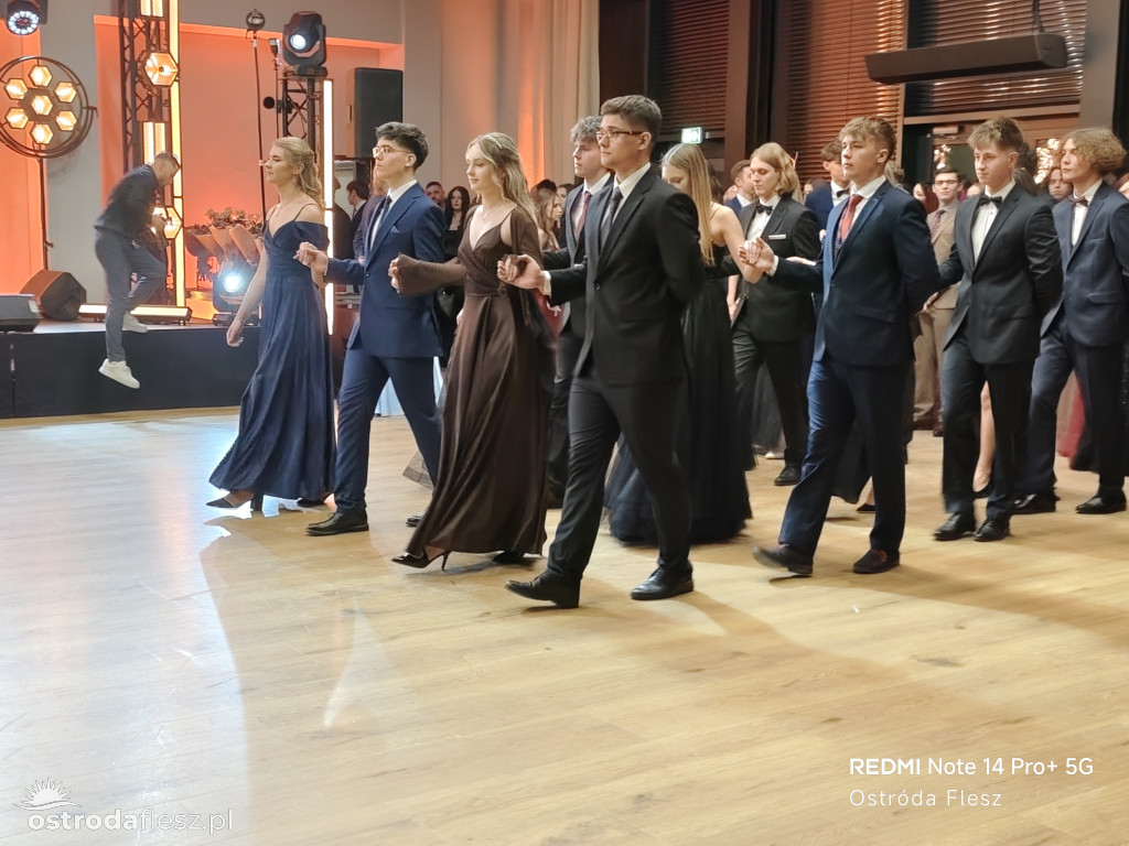 Polonezy uczniów LO. im. Bażyńskiego w Ostródzie