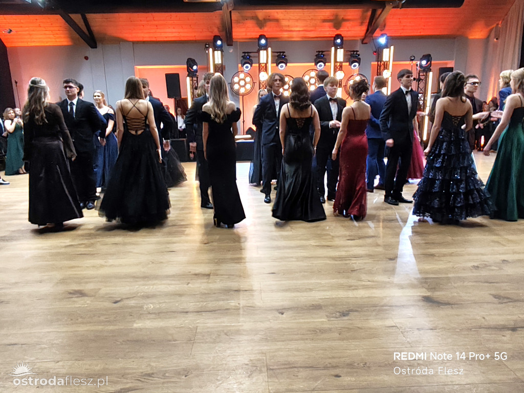 Polonezy uczniów LO. im. Bażyńskiego w Ostródzie