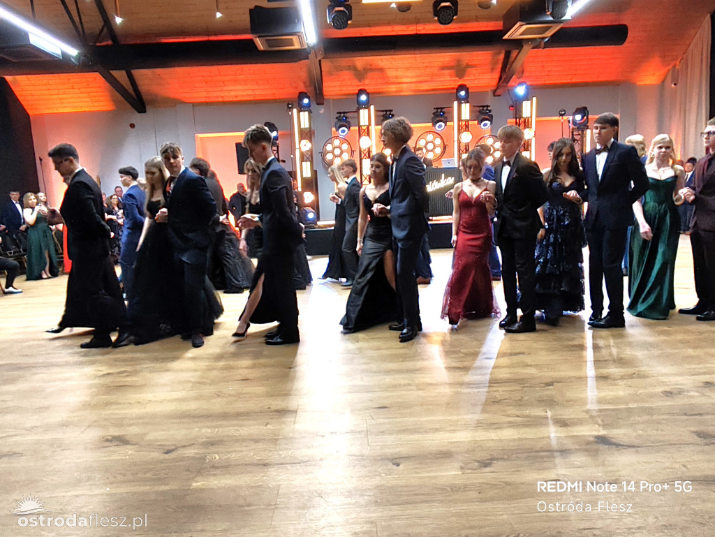 Polonezy uczniów LO. im. Bażyńskiego w Ostródzie