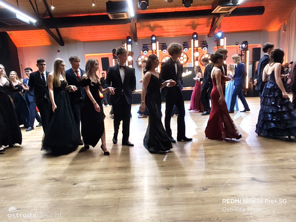 Polonezy uczniów LO. im. Bażyńskiego w Ostródzie