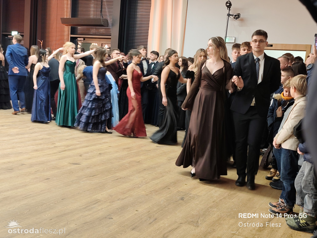 Polonezy uczniów LO. im. Bażyńskiego w Ostródzie