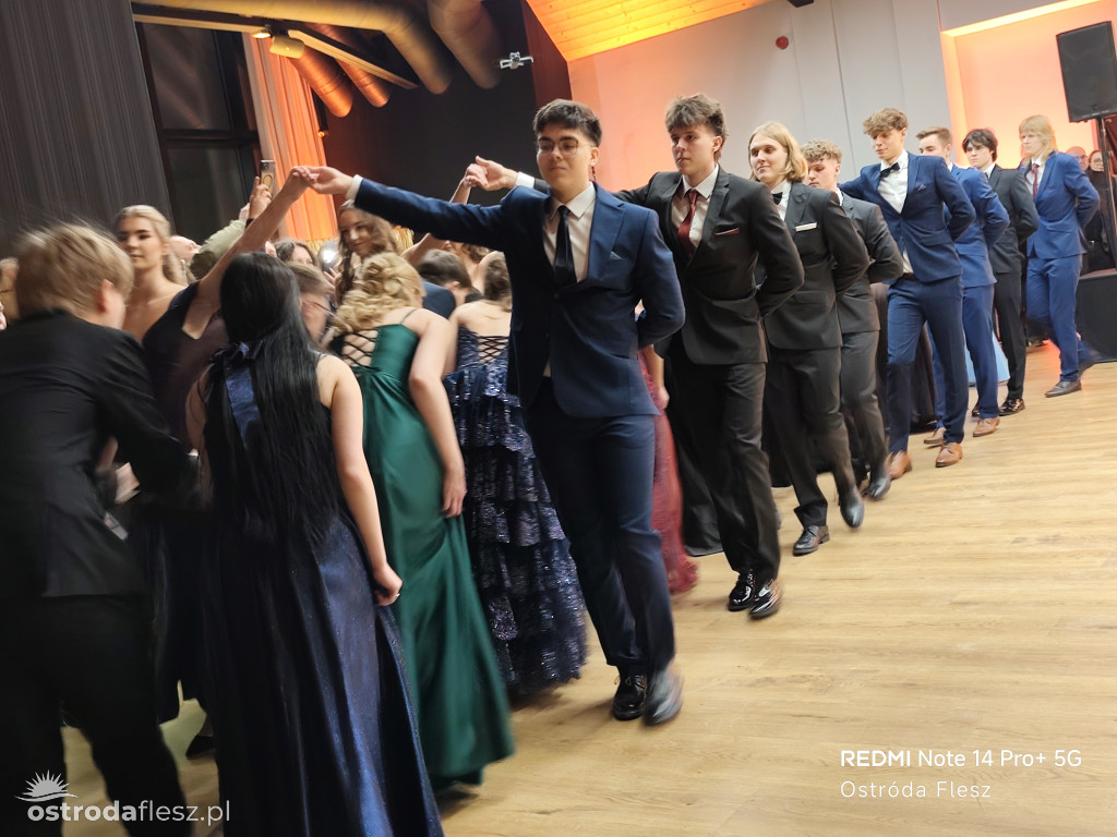 Polonezy uczniów LO. im. Bażyńskiego w Ostródzie