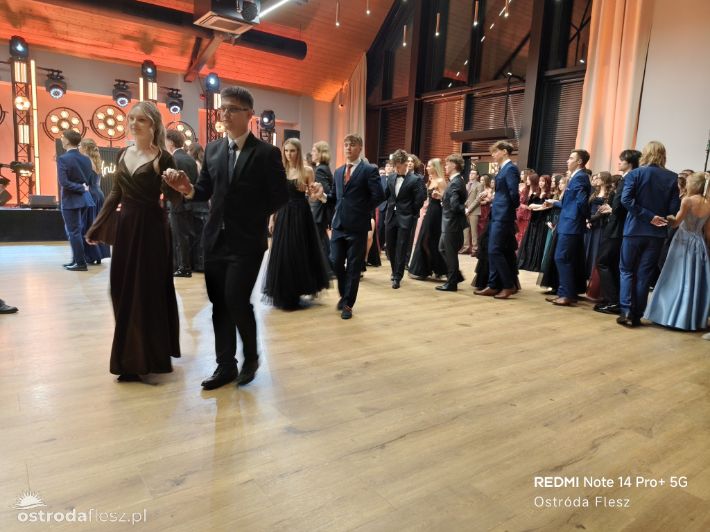 Polonezy uczniów LO. im. Bażyńskiego w Ostródzie