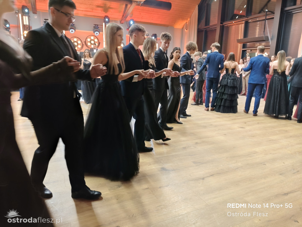 Polonezy uczniów LO. im. Bażyńskiego w Ostródzie