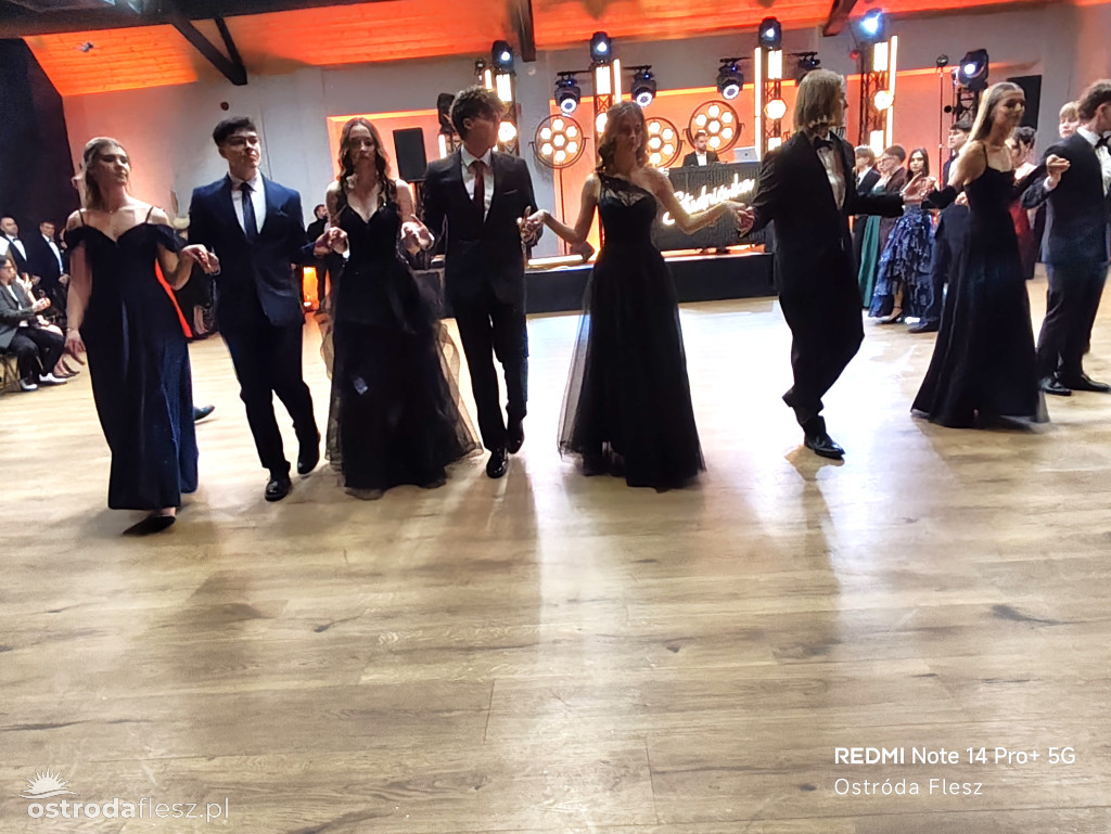 Polonezy uczniów LO. im. Bażyńskiego w Ostródzie