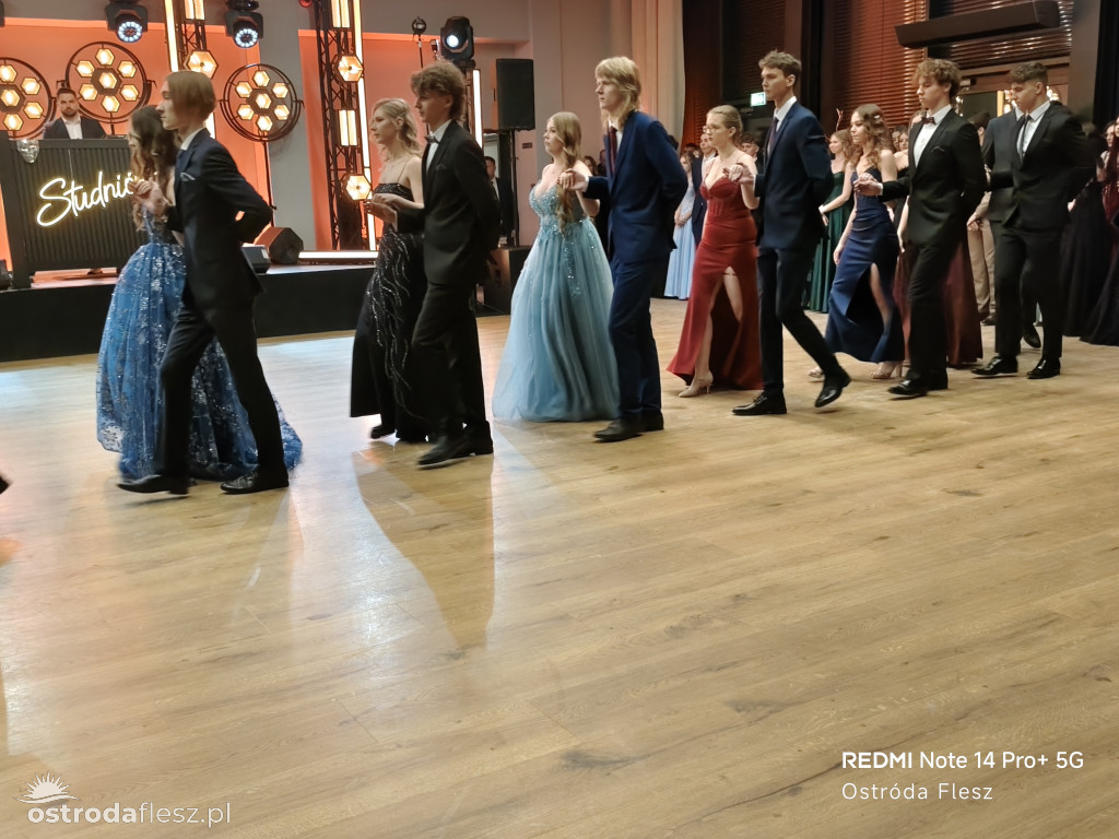 Polonezy uczniów LO. im. Bażyńskiego w Ostródzie