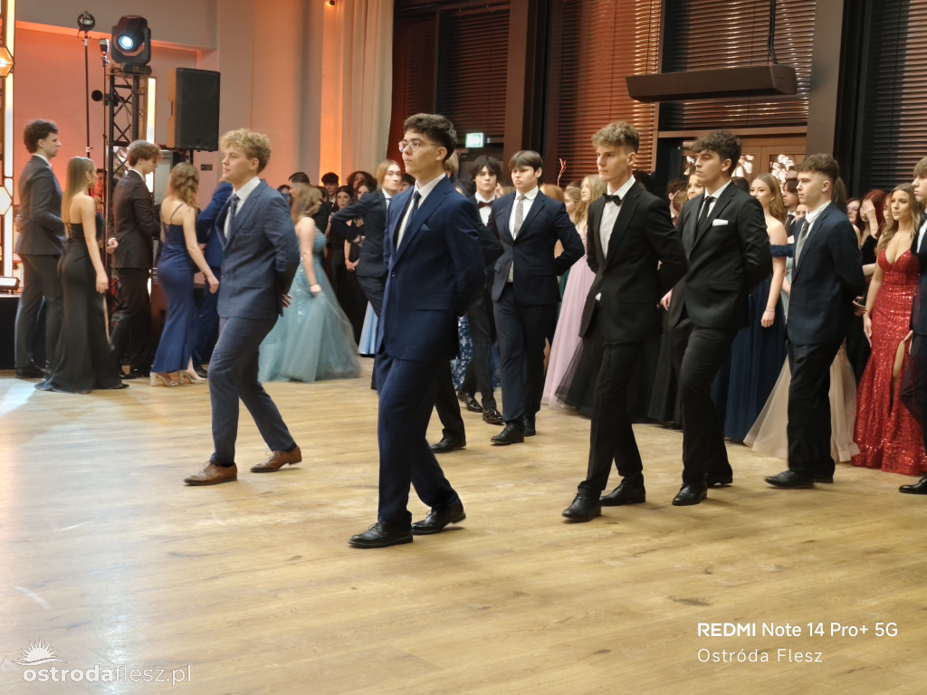 Polonezy uczniów LO. im. Bażyńskiego w Ostródzie