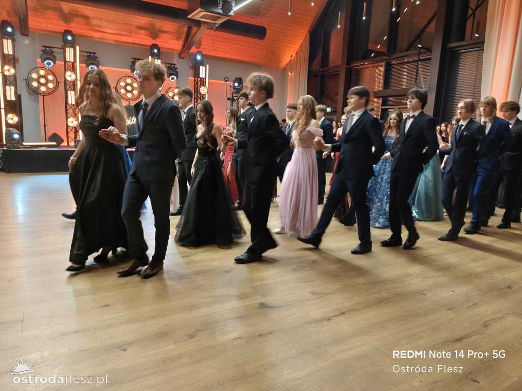 Polonezy uczniów LO. im. Bażyńskiego w Ostródzie