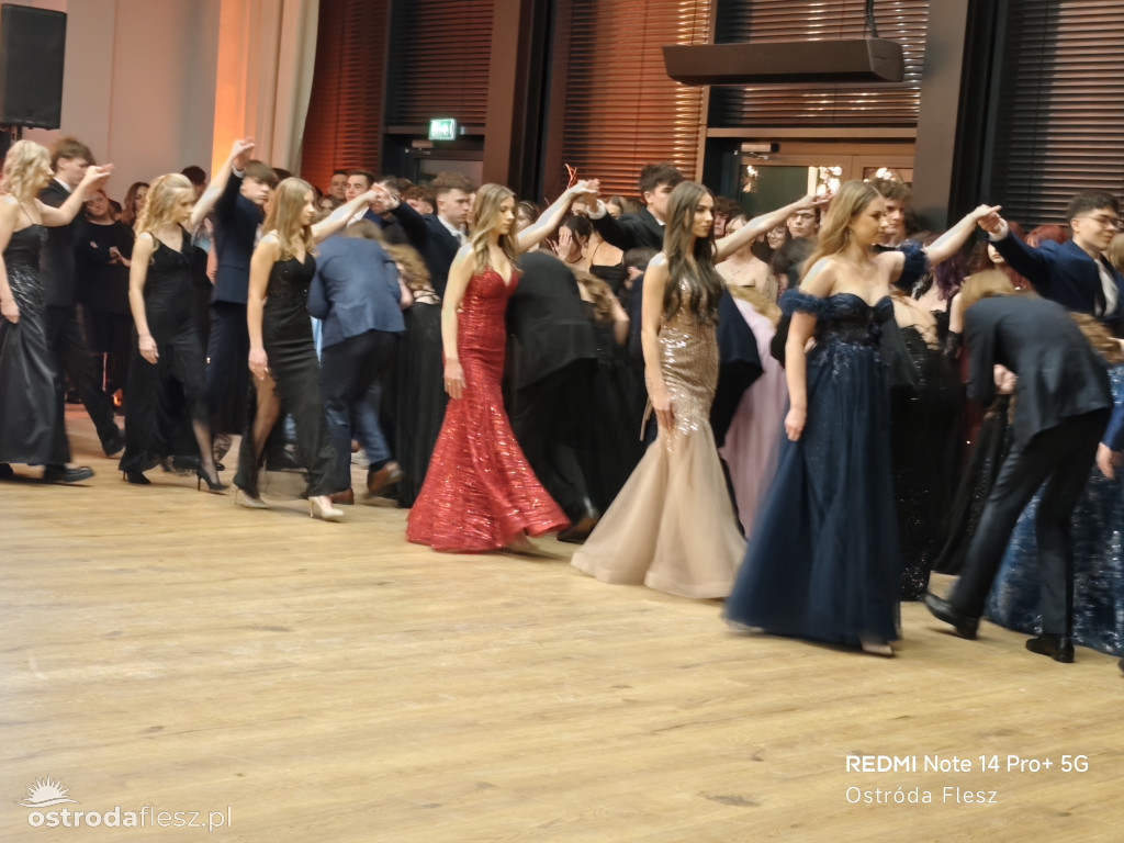 Polonezy uczniów LO. im. Bażyńskiego w Ostródzie