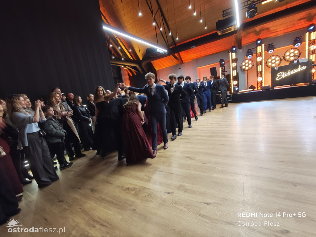 Polonezy uczniów LO. im. Bażyńskiego w Ostródzie