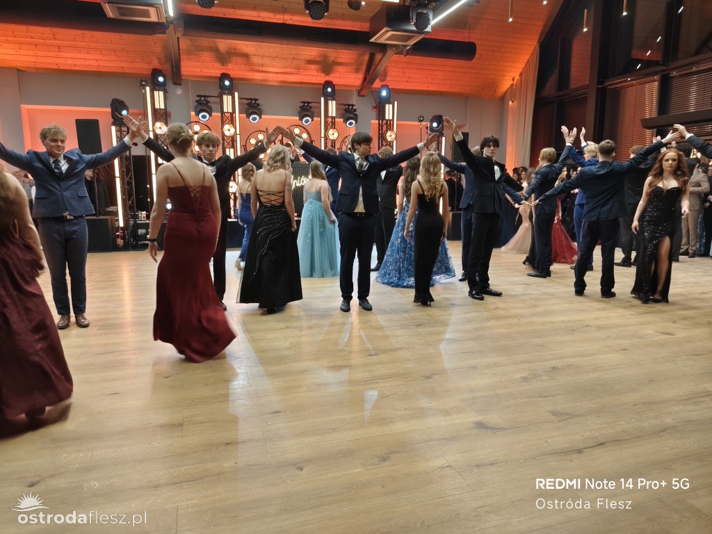 Polonezy uczniów LO. im. Bażyńskiego w Ostródzie