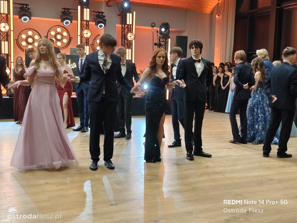 Polonezy uczniów LO. im. Bażyńskiego w Ostródzie