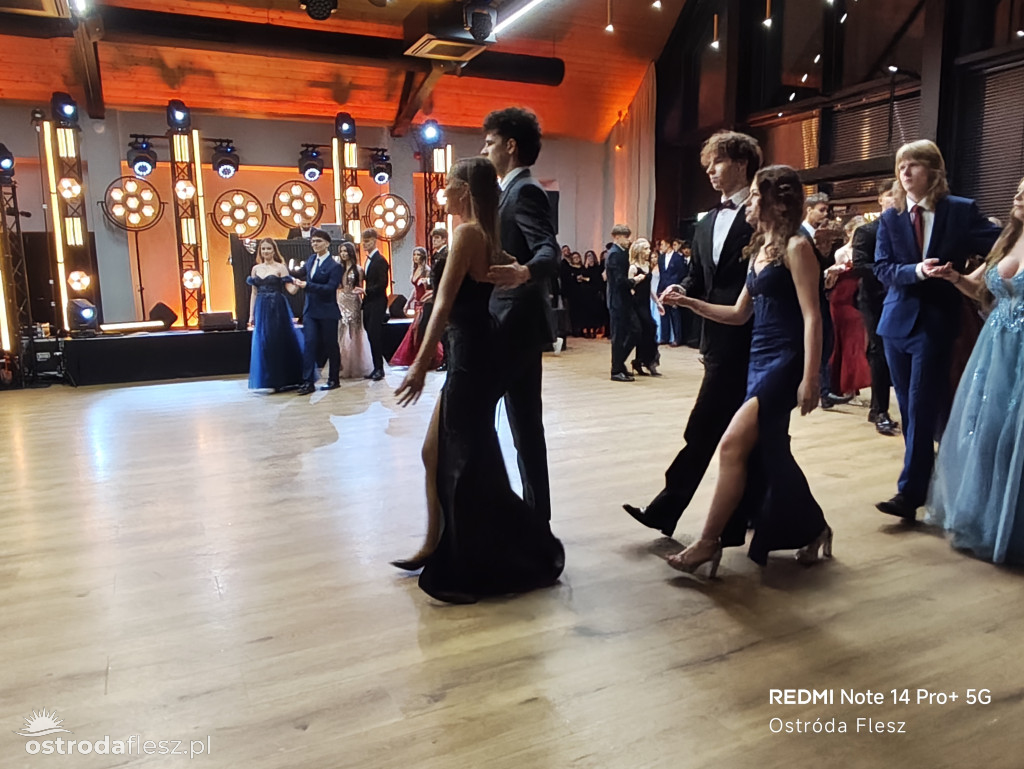 Polonezy uczniów LO. im. Bażyńskiego w Ostródzie