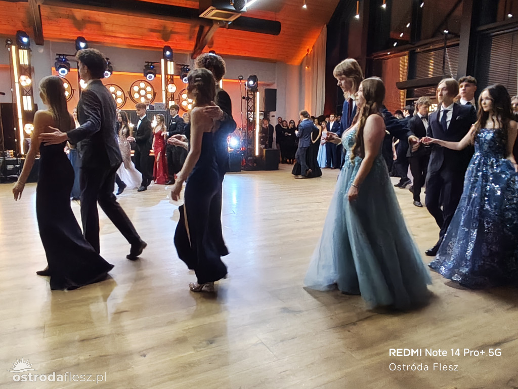 Polonezy uczniów LO. im. Bażyńskiego w Ostródzie