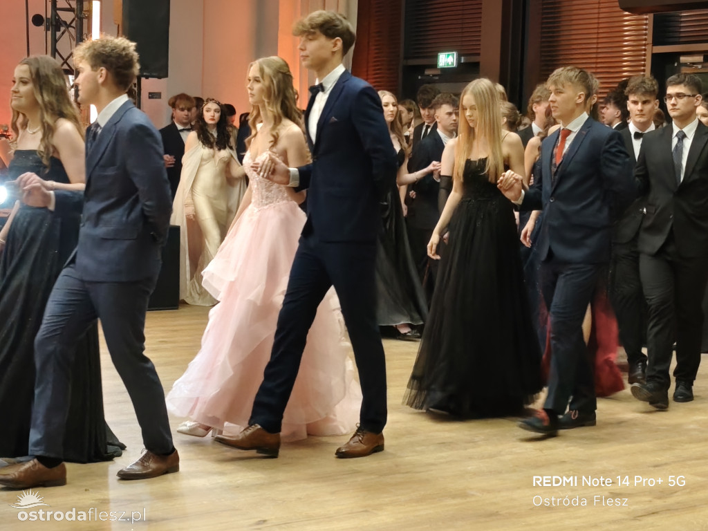 Polonezy uczniów LO. im. Bażyńskiego w Ostródzie