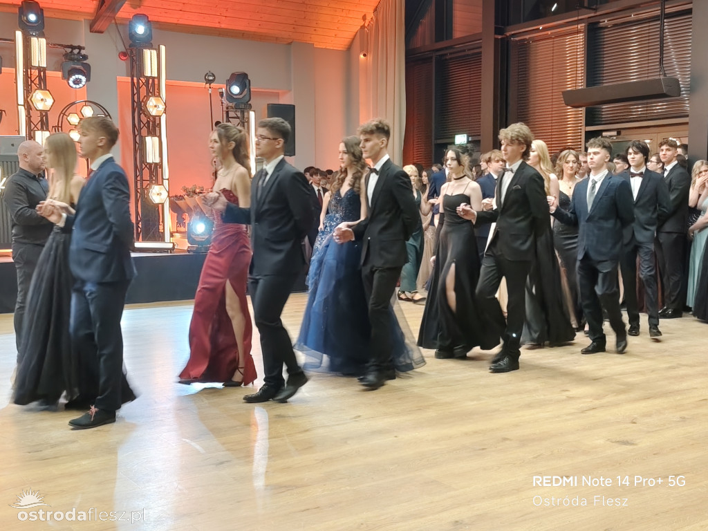 Polonezy uczniów LO. im. Bażyńskiego w Ostródzie