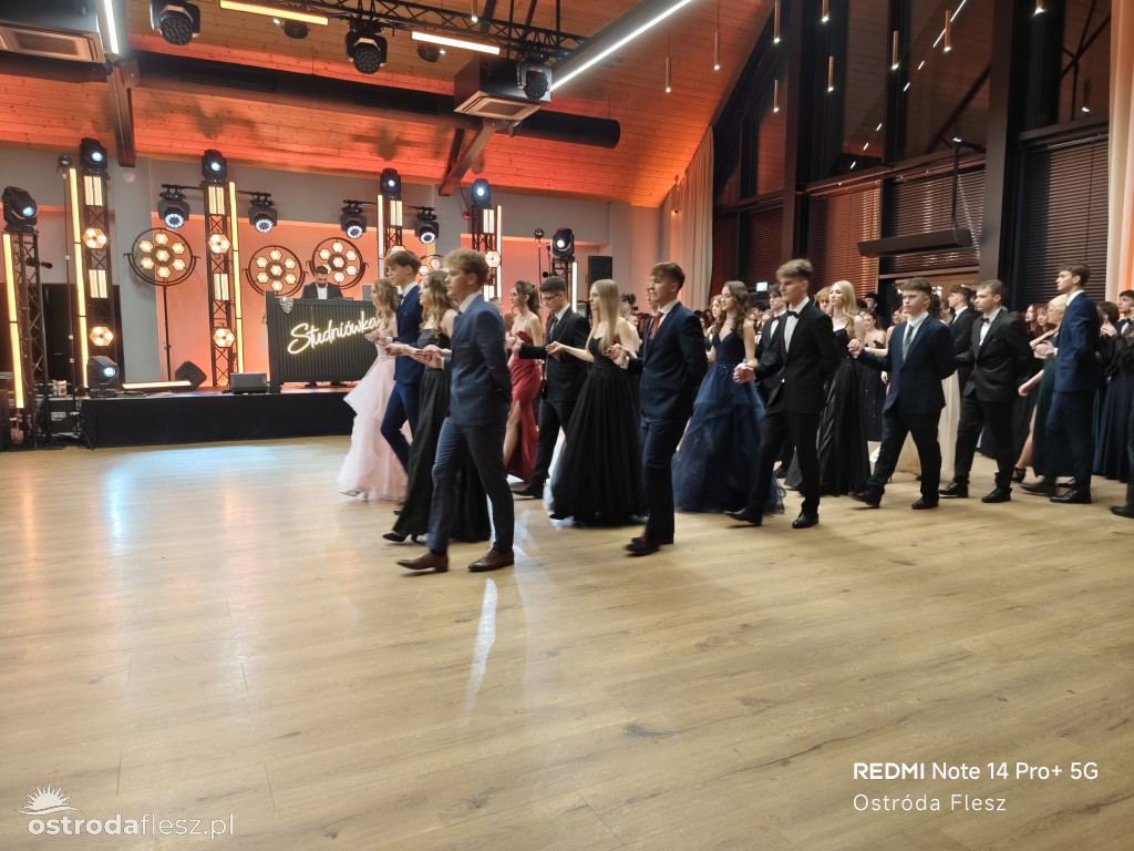 Polonezy uczniów LO. im. Bażyńskiego w Ostródzie