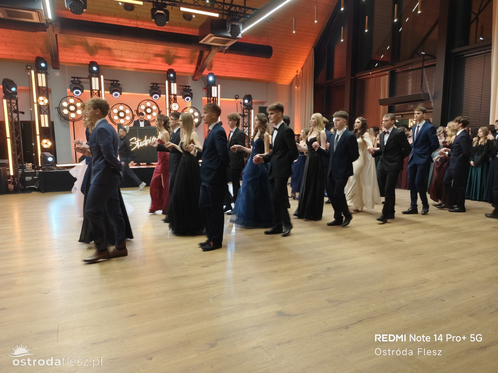 Polonezy uczniów LO. im. Bażyńskiego w Ostródzie