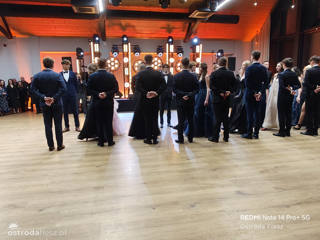 Polonezy uczniów LO. im. Bażyńskiego w Ostródzie