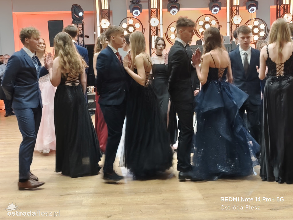 Polonezy uczniów LO. im. Bażyńskiego w Ostródzie