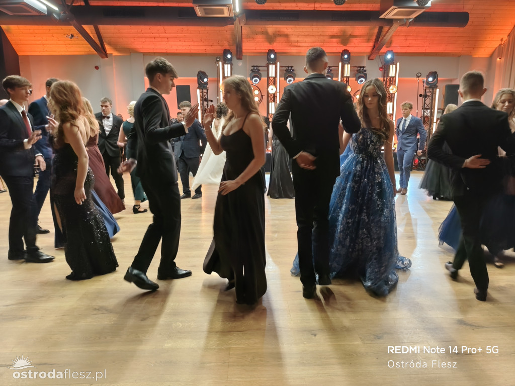 Polonezy uczniów LO. im. Bażyńskiego w Ostródzie