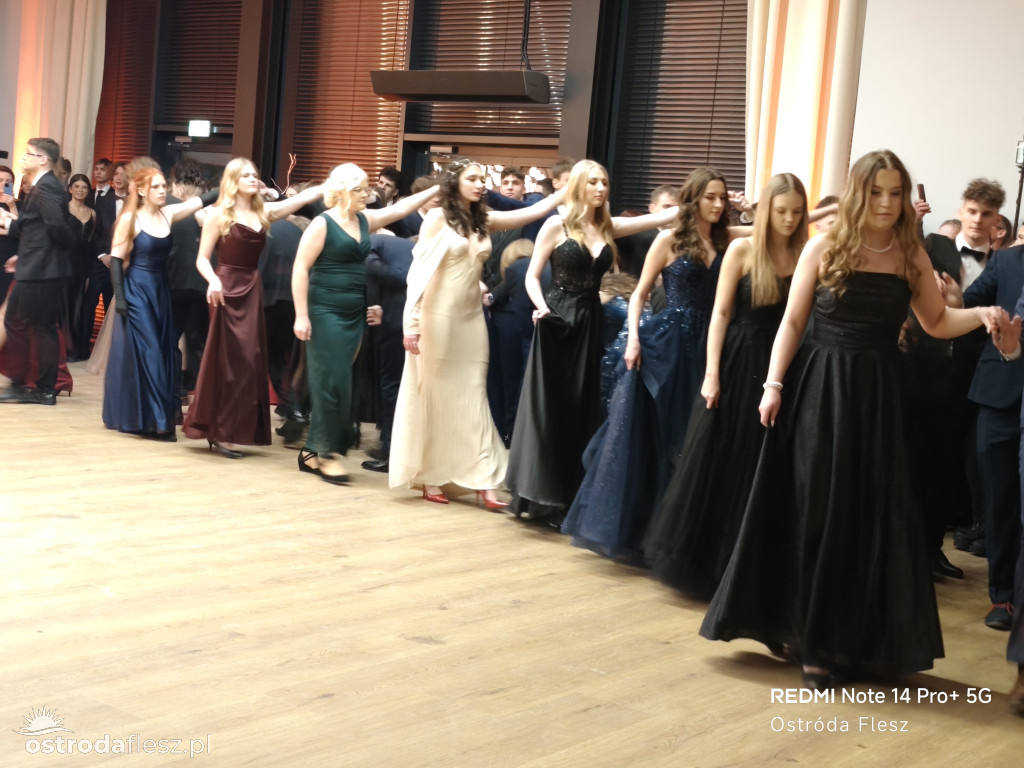 Polonezy uczniów LO. im. Bażyńskiego w Ostródzie