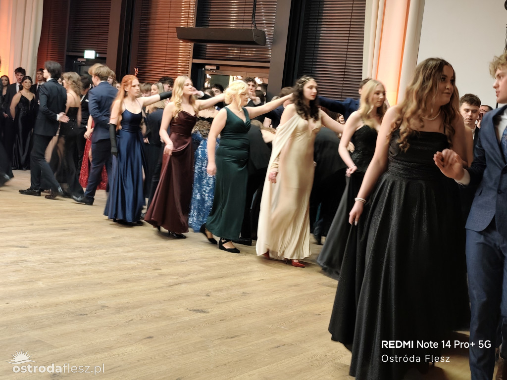 Polonezy uczniów LO. im. Bażyńskiego w Ostródzie