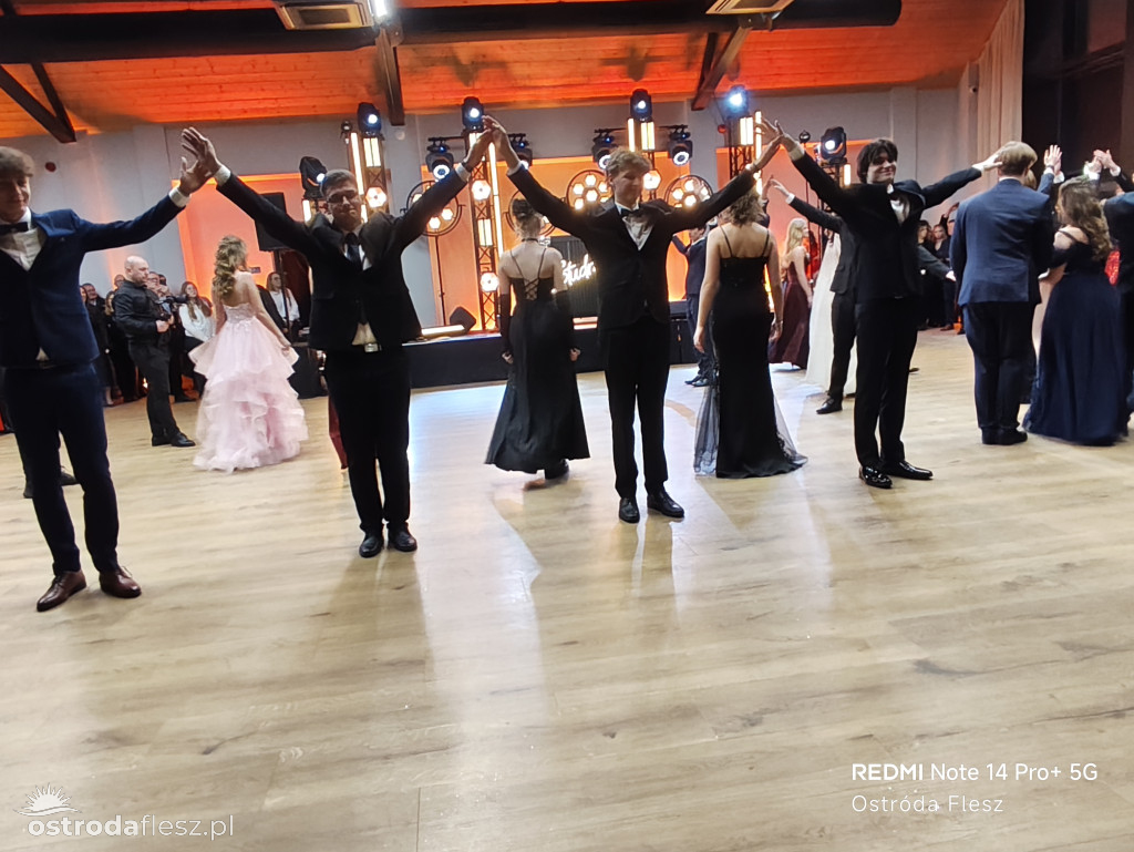 Polonezy uczniów LO. im. Bażyńskiego w Ostródzie