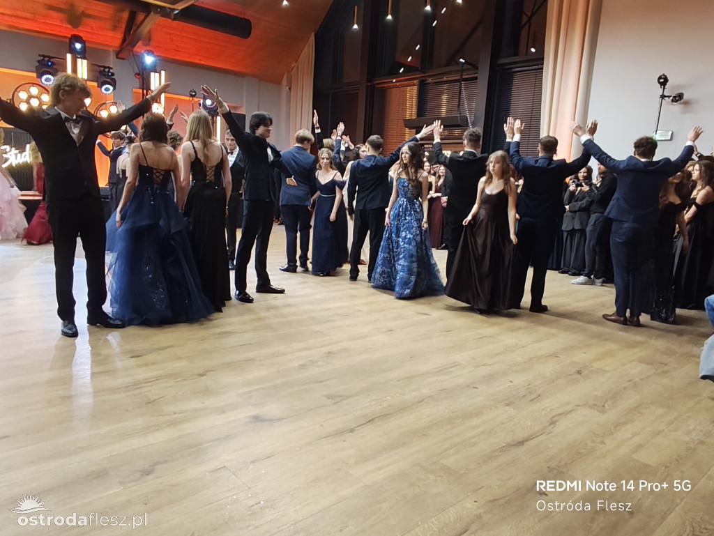 Polonezy uczniów LO. im. Bażyńskiego w Ostródzie