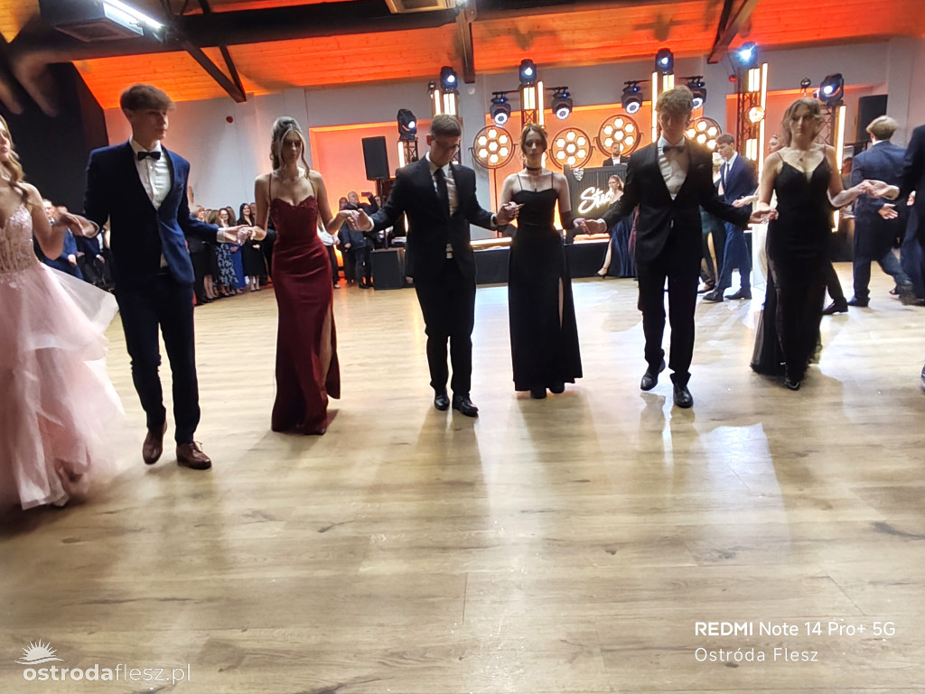 Polonezy uczniów LO. im. Bażyńskiego w Ostródzie