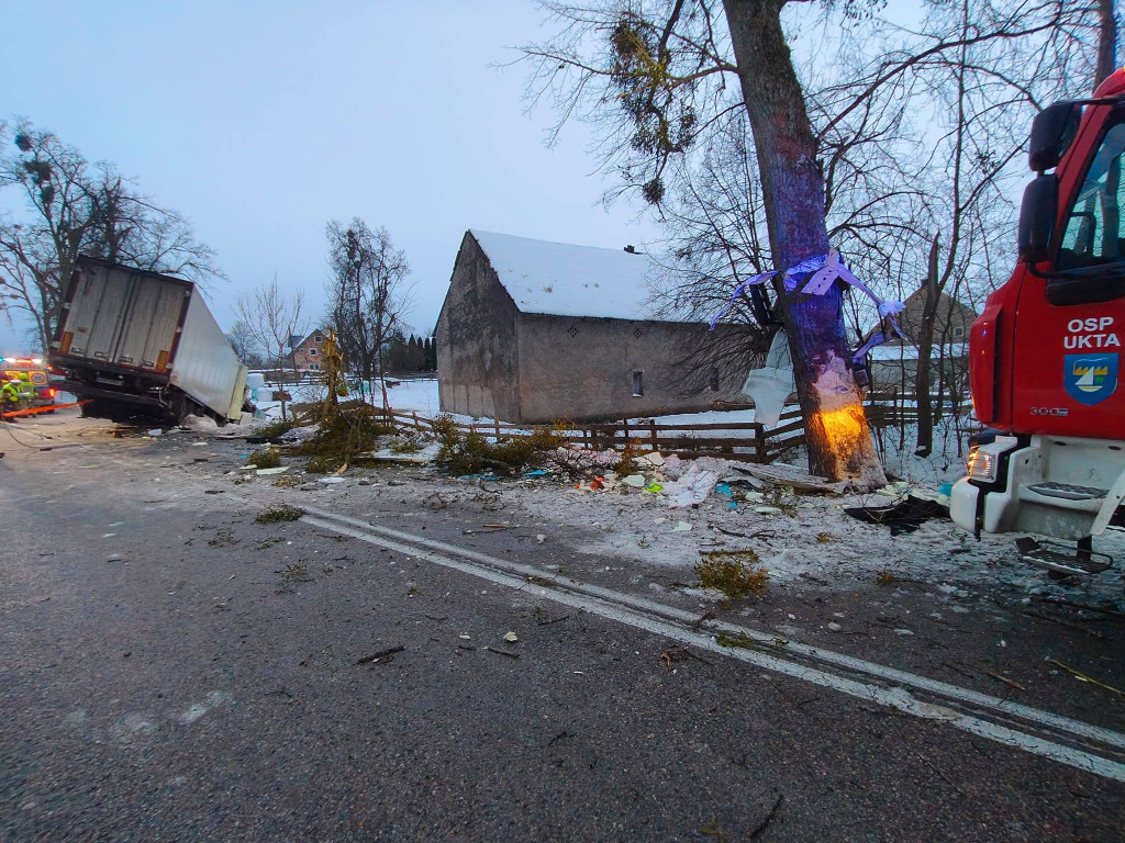 Ciężarówka uderzyła w drzewo na DW 610