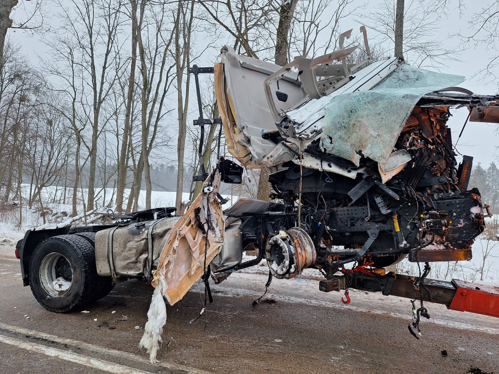 Ciężarówka uderzyła w drzewo na DW 610