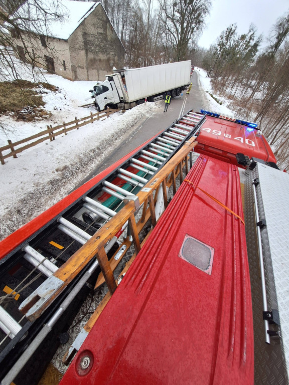 Ciężarówka uderzyła w drzewo na DW 610