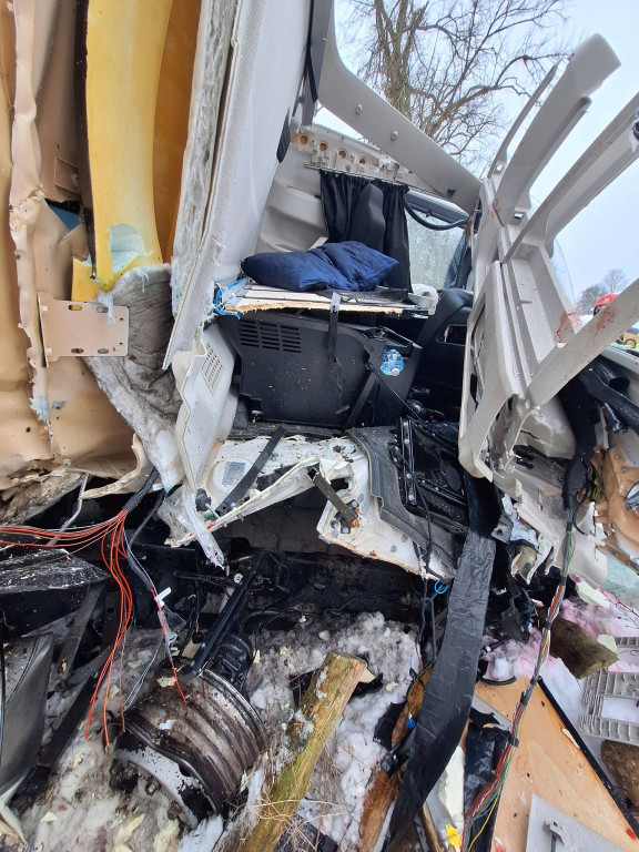 Ciężarówka uderzyła w drzewo na DW 610