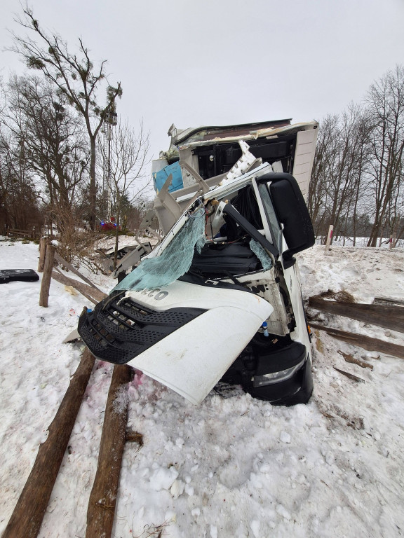 Ciężarówka uderzyła w drzewo na DW 610