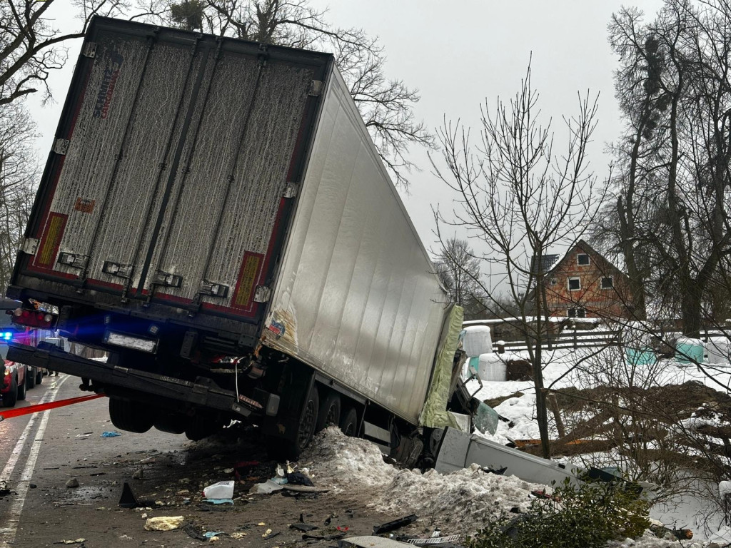 Ciężarówka uderzyła w drzewo na DW 610