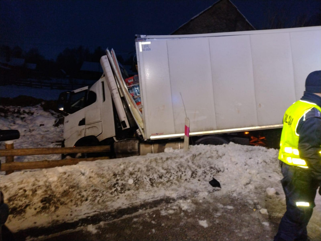 Ciężarówka uderzyła w drzewo na DW 610